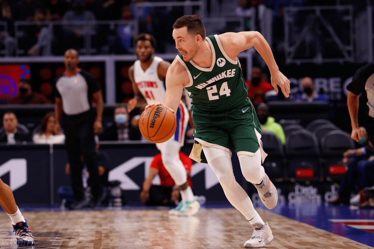 西亚卡姆回归赛场，连败首场状态亮眼，雄鹿观众沸腾！的简单介绍